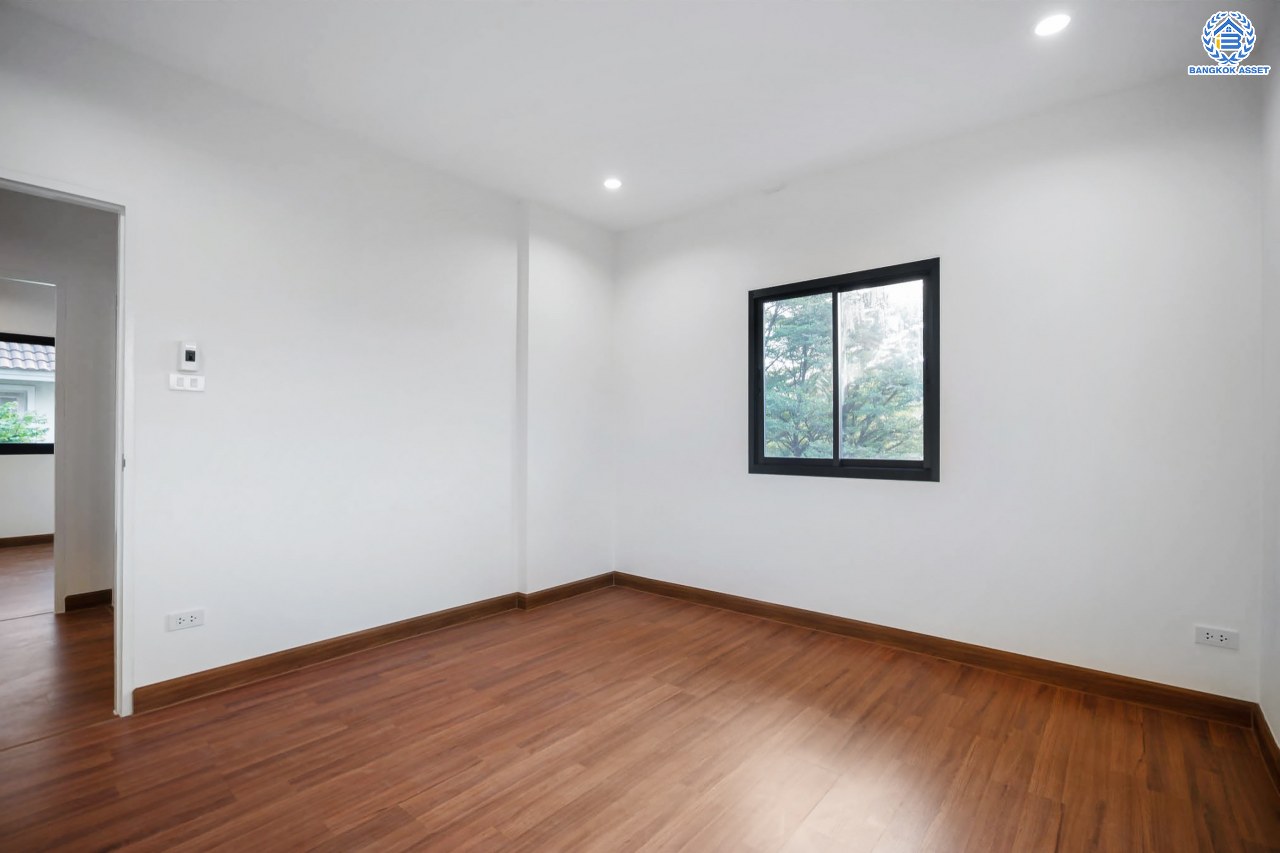 บ้านมือสองตกแต่งใหม่ โครงการ ชวนชื่น ปิ่นเกล้า บนเนื้อที่ 76.9 ตร.ว. พื้นที่ใช้สอยมากถึง 212.5 ตร.ม. ฟังก์ชันจัดเต็ม 3 ห้องนอน 3 ห้องน้ำ จอดรถได้ถึง 2 คัน พร้อมทั้งเปลี่ยนระบบสุขาภิบาลให้ใหม่ พร้อมเข้าอยู่ทันที บนทำเลศักยภาพ เชื่อมต่อหลายเส้นทาง ใกล้จุดขึ้นทางด่วน "ศรีรัช" และรถไฟฟ้าสายสีแดง "สถานีตลิ่งชัน"